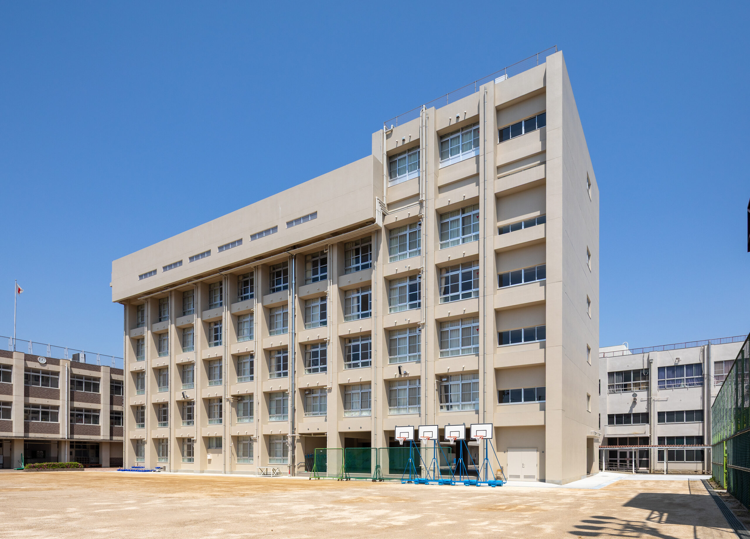 三津屋小学校東校舎棟他増築その他工事