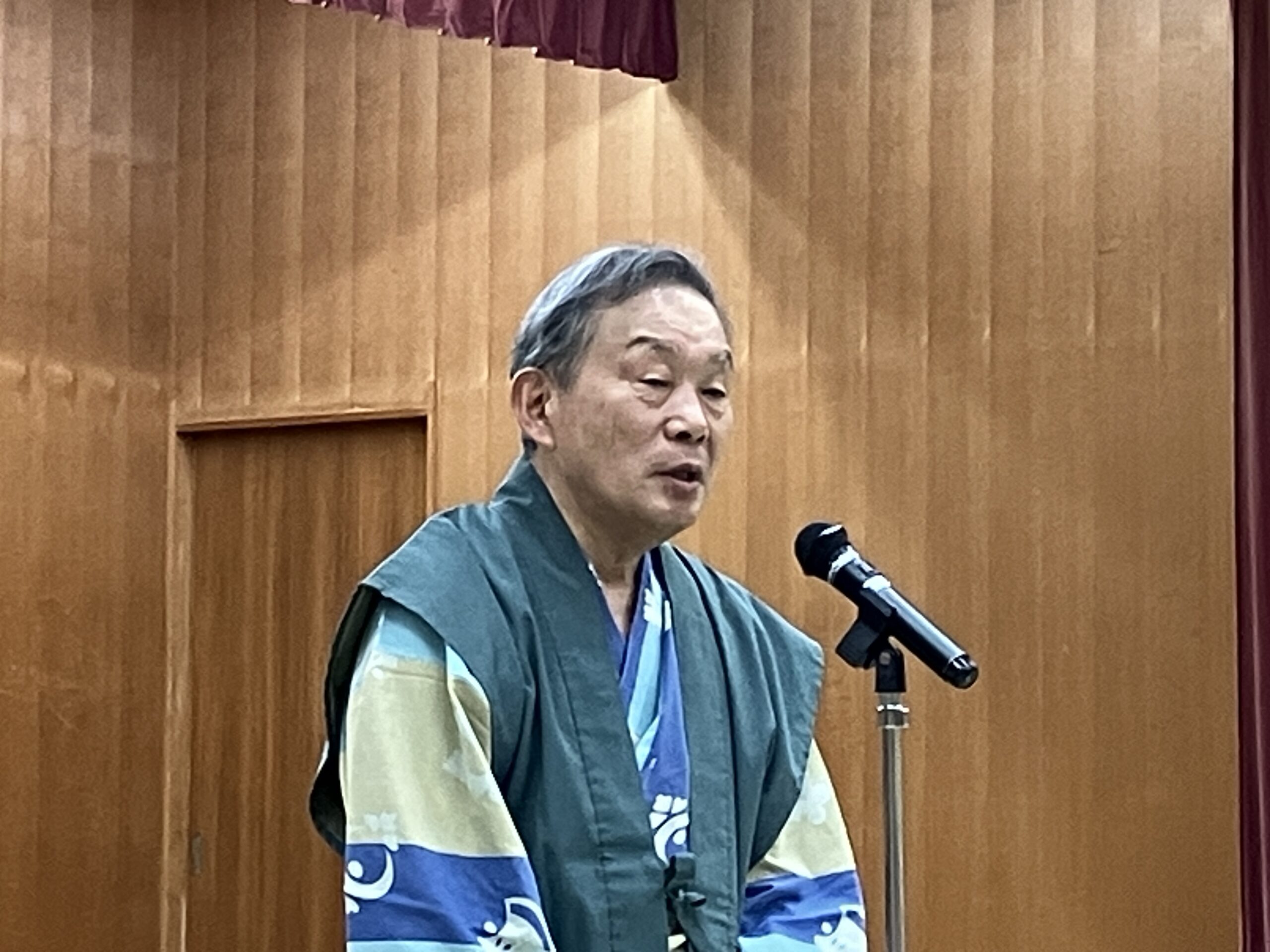視線を外に向けよ